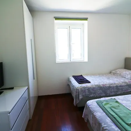 Appartement And Tudor Split