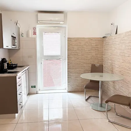 And Tudor ספליט